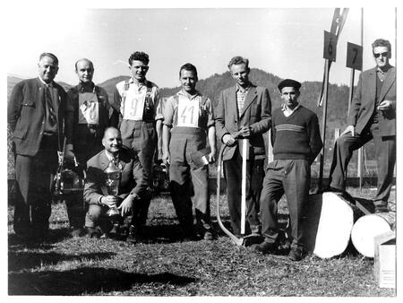 Prvo republiško tekmovanje gozdnih delavcev, sekači Puc Ivan,Leskovec Jože, Sedmak Albin in Srebot Jure, vodja ekipe Poljšak Anton, pokal drži Jože Drnovšek, direktor podjetja